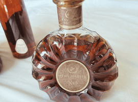 ブランデー：REMY MARTIN（XO スペシャル 現行 クリアボトル）／ブランデー：COURVOISIER（XO インペリアル グリーンボトル）など3点