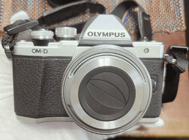 OLYMPUS：OM-D E-M10 Mark II 14-42mm EZレンズキット シルバーなど5点