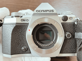OLYMPUS：OM-D E-M5 Mark II ボディ シルバー／OLYMPUS：M.ZUIKO DIGITAL ED 14-150mm F4.0-5.6 II ブラックなど2点