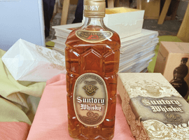 ウイスキー：Suntory（10年 角瓶 発売60周年記念）／ウイスキー：CHIVAS BROTHERS（シーバスリーガル 15年 スペシャルリザーブ）など4点