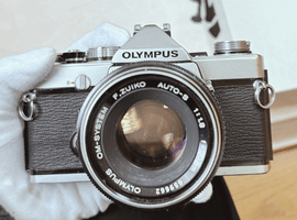 OLYMPUS：交換レンズ付きボディ／Nikon：交換レンズ付きボディなど2点