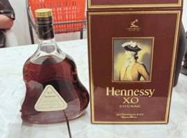 ブランデー：Hennessy（XO 金キャップ クリアボトル）／ブランデー：CAMUS（XO ロングネック）など3点
