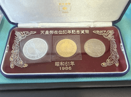 御即位記念10万円／御在位60年記念金貨／など