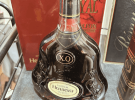 ブランデー：Hennessy（XO 金キャップ クリアボトル）／ブランデー：CAMUS（ナポレオン ブック 黒）など3点