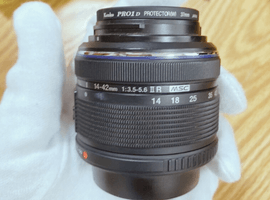 OLYMPUS：レンズ／OLYMPUS：交換レンズ付きボディなど2点