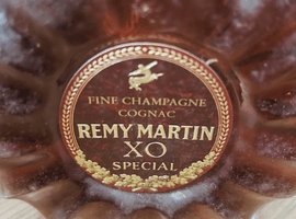 ブランデー：REMY MARTIN（XO スペシャル 旧 クリアボトル）／ウイスキー：CHIVAS BROTHERS（ロイヤルサルート 21年 緑）など3点