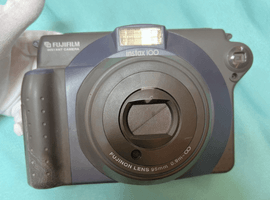 FUJIFILM：ボディ／Canon：交換レンズ付きボディなど3点