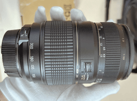 TAMRON：70-300mm F4-5.6 Di LD Macro A17E (EF/F/α/K用)／Nikon：D5300 ボディ ブラックなど2点