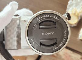 SONY：α5000 パワーズームキット ILCE-5000L シルバー／SONY：レンズなど2点