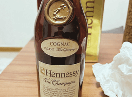 ブランデー：Hennessy（VSOP スリムボトル グリーンボトル）／ウイスキー：WHITE HORSE（ローガン デラックス 12年）など3点