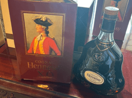 ブランデー：Hennessy（XO 金キャップ グリーンボトル）／ウイスキー：BELL'S（20年 陶器 青）など2点