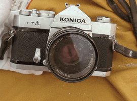 KONICA：交換レンズ付きボディ／Canon：ボディなど4点