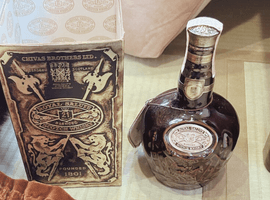 ウイスキー：CHIVAS BROTHERS（ロイヤルサルート 21年 茶）／ブランデー：REMY MARTIN（ナポレオン ファインシャンパーニュ）など6点