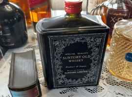 ウイスキー：Suntory（オールド ブック型）／ブランデー：CAMUS（ナポレオン ブック 緑）など26点