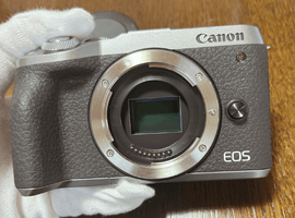 Canon：EOS M6 Mark II ボディ シルバー／Canon：EOS M6 ボディ  シルバーなど4点