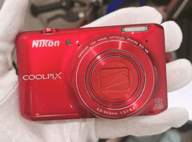 Nikon：COOLPIX S6400 グロッシーレッド／Nikon：COOLPIX B600 ブラックなど2点