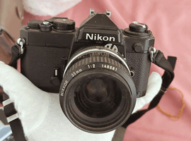 Nikon：FE ブラック ボディ+NIKKOR 35mm F2／Canon：レンズなど5点