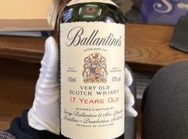 ウイスキー：Ballantines（17年）／ブランデー：Hennessy（ジャズ ヘネシー XO 金キャップ グリーンボトル）など3点