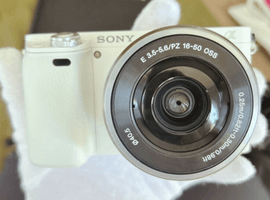 SONY：α6000 パワーズームキット ILCE-6000L W ホワイト／SONY：レンズなど2点
