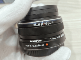 OLYMPUS：M.ZUIKO DIGITAL 17mm F1.8 ブラック／OLYMPUS：OM-D E-M5 Mark II 12-50mm EZキット ブラックなど3点