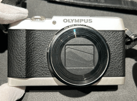 OLYMPUS：ボディ／Nikon：交換レンズ付きボディなど2点