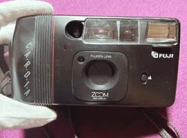 FUJIFILM：ボディ／Nikon：交換レンズ付きボディなど2点
