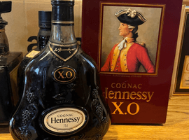ブランデー：Hennessy（XO 金キャップ グリーンボトル）／ウイスキー：Suntory（ローヤル SRラベル）など4点