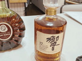ウイスキー：Suntory（響 17年 裏ゴールドラベル）／ブランデー：REMY MARTIN（セントーXO グリーンボトル）など2点