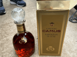 ブランデー：CAMUS（カミュ ナポレオン デラックスデキャンタ）／ウイスキー：Suntory（山崎蒸留所 樽出原酒 ピュアモルト 酒精五十八度）など2点