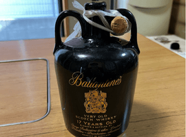ウイスキー：Ballantines（17年 陶器 黒）／ブランデー：CAMUS（XO ロングネック）など8点