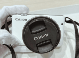Canon：EOS M10 EF-M 15-45 IS STM キット ホワイト／Canon：EF-M 55-200mm F4.5-6.3 IS STM シルバーなど2点