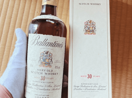 ウイスキー：Ballantines（30年）／ブランデー：Hennessy（シルバートップ ブック型 青箱）など2点