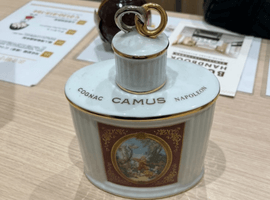 ブランデー：CAMUS（ナポレオン ラヴァーズ リング 白 陶器）／ブランデー：COURVOISIER（VSOP ファインシャンパーニュ）など4点