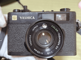 YASHICA：ボディ／RICOH：交換レンズ付きボディなど3点