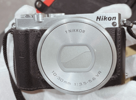 Nikon：1 J5 標準パワーズームキット シルバー／Nikon：1 NIKKOR VR 30-110mm F3.8-5.6 シルバーなど2点