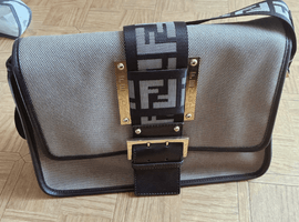 FENDI / ロゴ ワンショルダーバッグ ショルダーバッグ / 8BR495 / 状態ランク：ABなど2点(東京都葛飾区・出張買取）｜ブランド品の高価買取ならバイセル