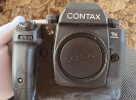 LEICA：ボディ／PENTAX：交換レンズ付きボディなど2点