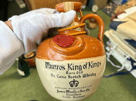 ウイスキー：Munro's King of Kings（レアオールド 陶器）／ウイスキー：Johnnie Walker（ブラックラベル  エクストラスペシャル 金キャップ）など9点