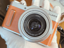 Panasonic：LUMIX DC-GF10 ボディ オレンジ＋LUMIX G VARIO12-32mm F3.5-5.6 ASPH. MEGA O.I.S. H-FS12032 シルバー／Panasonic：LUMIX G 25mm F1.7 ASPH. H-H025-S シルバーなど3点
