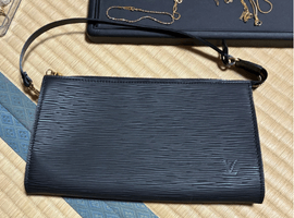 LOUIS VUITTON / エピ / ポシェット アクセソワール / M52942 / 状態ランク：Bなど4点（東京都目黒区・出張買取）｜ブランド品の高価買取なら【バイセル】