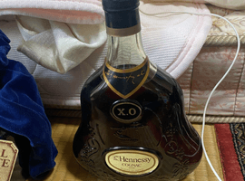 ブランデー：Hennessy（XO 金キャップ グリーンボトル）／ウイスキー：CHIVAS BROTHERS（ロイヤルサルート 21年 青）など3点