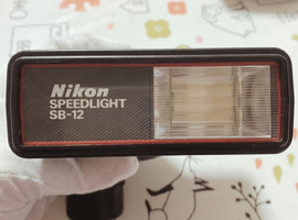Nikon：アクセサリー（三脚・フラッシュ系）／Nikon：交換レンズ付きボディなど2点
