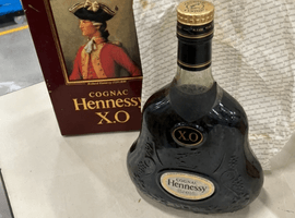ブランデー：Hennessy（XO 金キャップ グリーンボトル）／ブランデー：LARSEN（ヴァイキングシップ クリアボトル）など3点