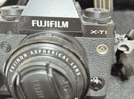 FUJIFILM：X-T1 ボディ ブラック+XF 27mm F2.8 ブラック／FUJIFILM：X-A1 ボディ シルバーなど2点