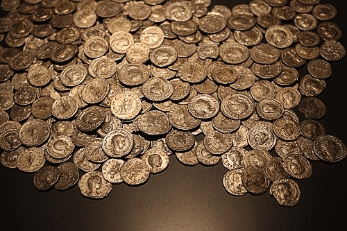 北米で最も古く発行されたペソ金貨の価値は？