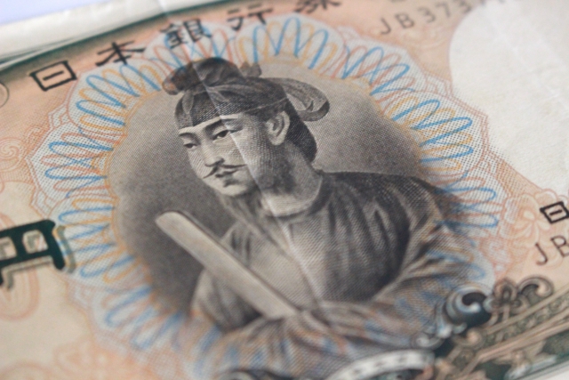 旧一万円札の価値はどのくらい？種類や特徴、今も使えるのかについて解説！