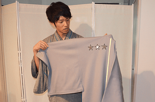 斎藤上太郎さんのジャージ素材の着物の写真