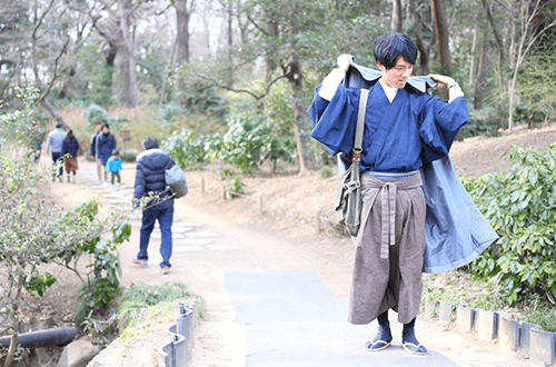 着物姿で散歩をする圓尾和紀さんの写真