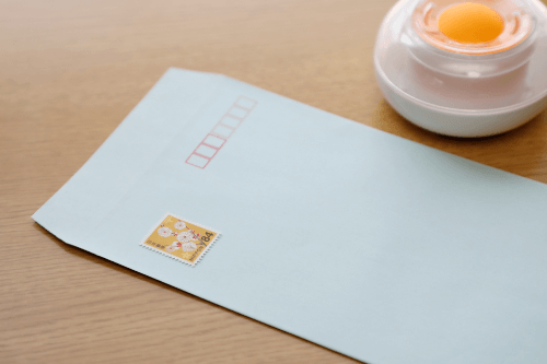 招待状のハガキに慶事用切手を貼る際のマナー